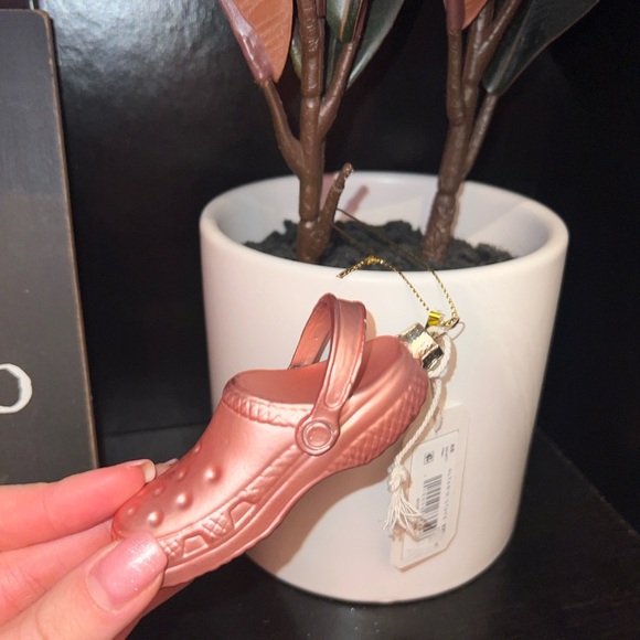 Croc Christmas Ornament NWT Altar’d State - Picture 4 of 6